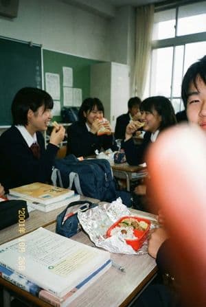 Prompt para una instantánea de instituto con cámara desechable de baja calidad - 4