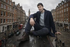 ロンドンの通りに座る巨大な男 - 2