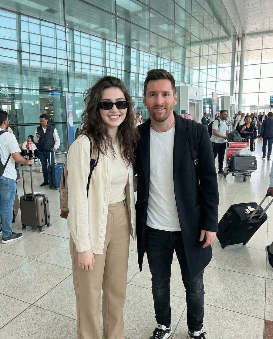 Ultra-Realistic Celebrity Encounter Selfie