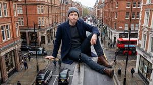 ロンドンの通りに座る巨大な男性 プロンプト - 2
