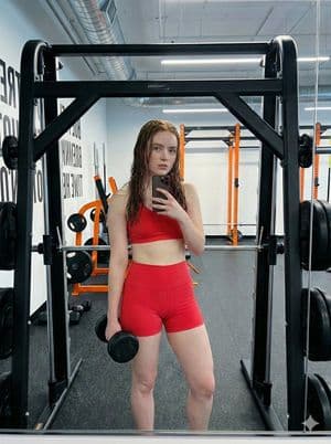 Prompt para una selfie en el gimnasio inspirada en Sadie Sink - 2