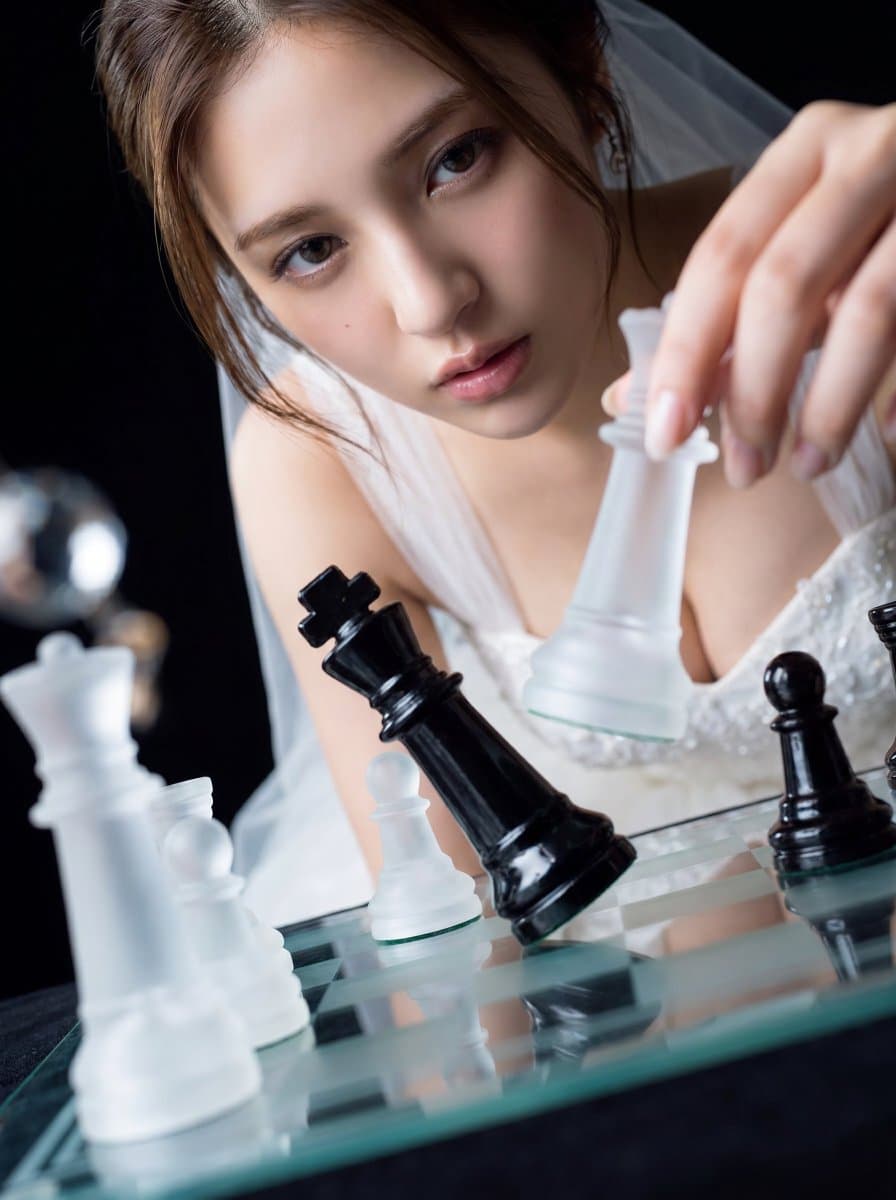 Checkmate 棋局：身着礼服的肖像