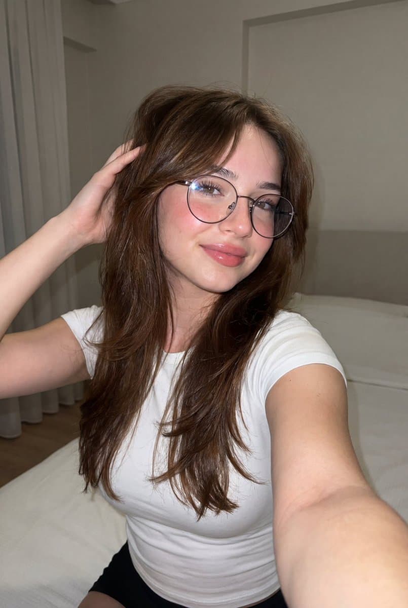 Retrato selfie ultra realista en dormitorio