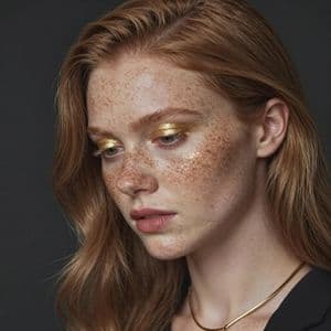 そばかすのあるモデルのゴールドメイクアップポートレート - 1
