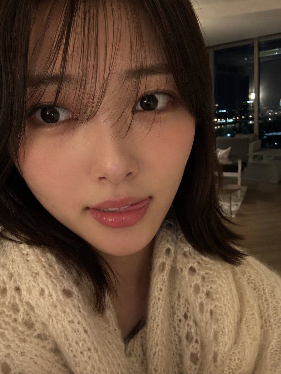 Selfie nocturna auténtica con smartphone