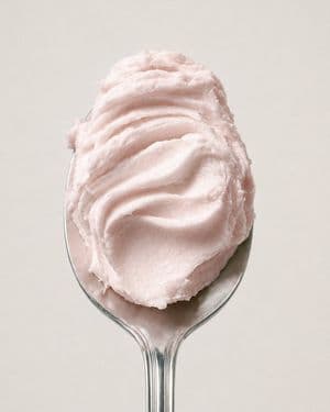 Helado suave rosa en cuchara - 2