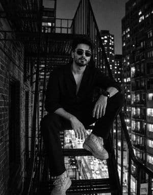 Retrato de moda urbana nocturna en blanco y negro