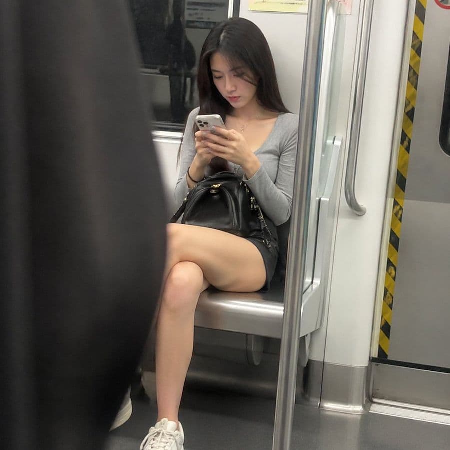 地鐵通勤隨拍提示詞
