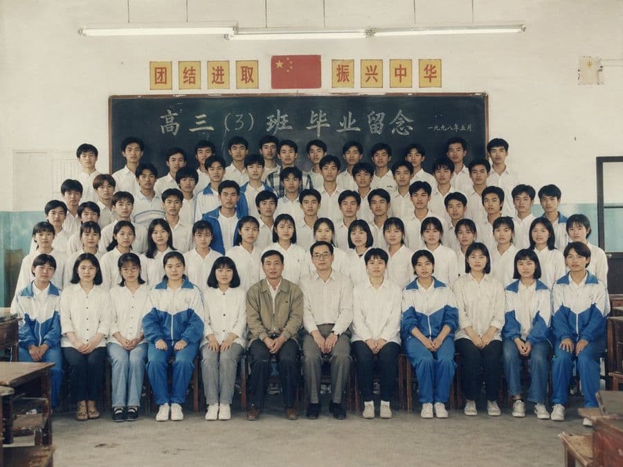 90 年代中国風卒業写真プロンプト