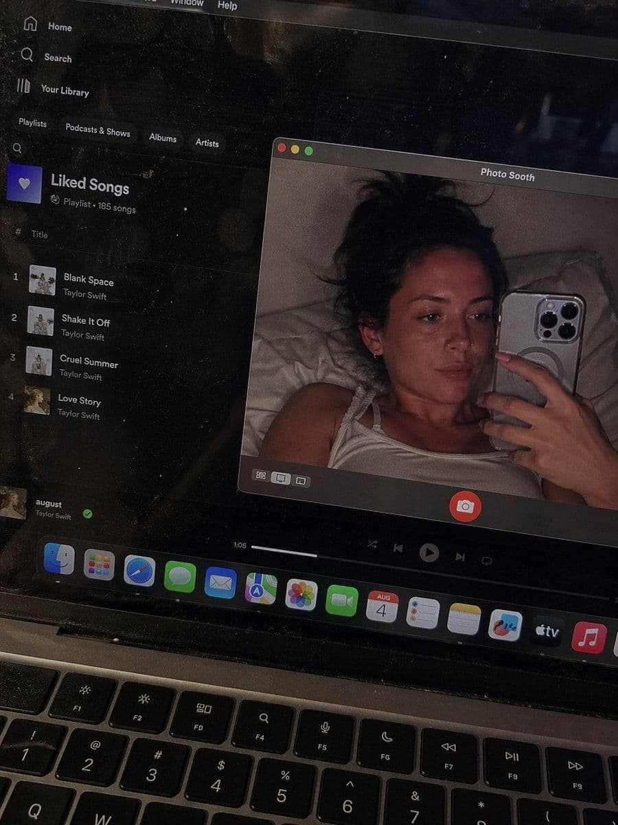 逼真的 MacBook 屏幕第一人称视角