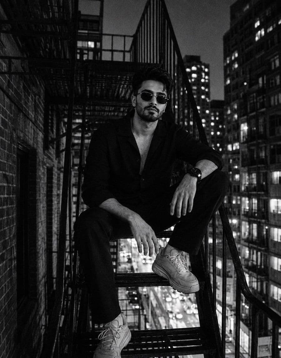 Retrato de moda urbana nocturna en blanco y negro